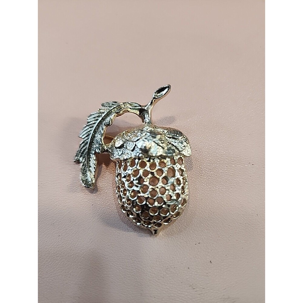 Vtg Sarah Coventry Acorn Nut Textured Gold Tone Brooch/Pin  1.75"L By 1.5"W D06